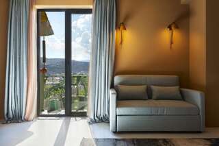 Отель Brim Hotel Тбилиси Трехместный номер с балконом-3
