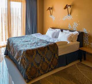 Отель Brim Hotel Тбилиси Трехместный номер с балконом-1